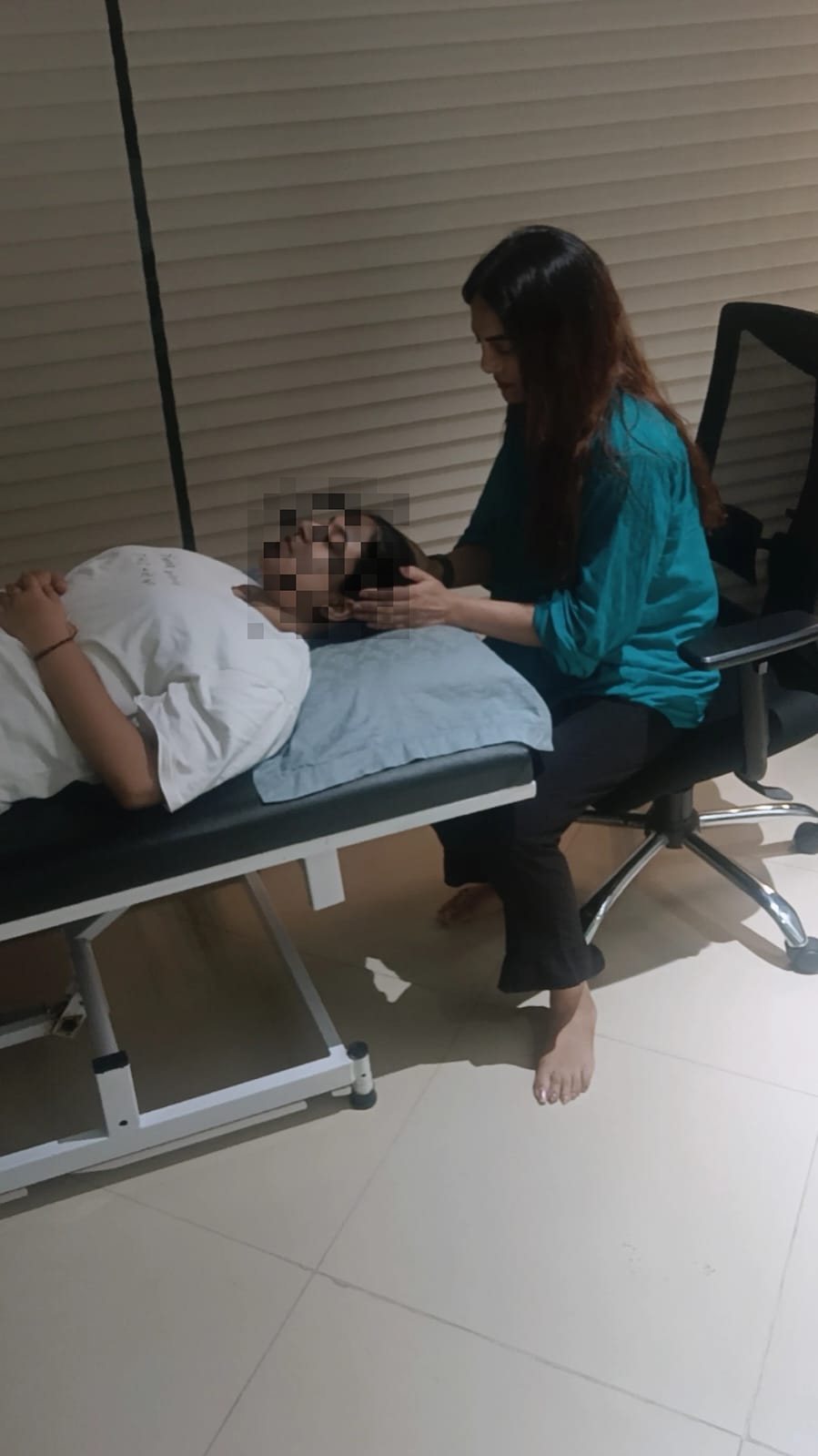 A calm one-to-one hypnotherapy session guided by Vibha Jain